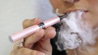 Sanidad quiere endurecer las leyes sobre tabaco y alcohol y regular los vapeadores