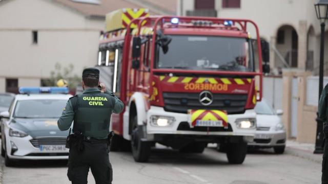 Imagen de archivo de un agente de la Guardia Civil frente a un camión de bomberos.