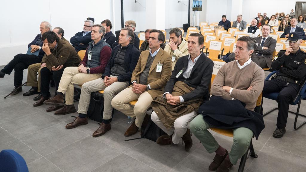 De derecha a izquierda: Álvaro, Zoilo, José María, Pablo, Francisco Javier y Alfonso, los seis hijos del empresario José María Ruiz-Mateos, en la Audiencia Nacional.