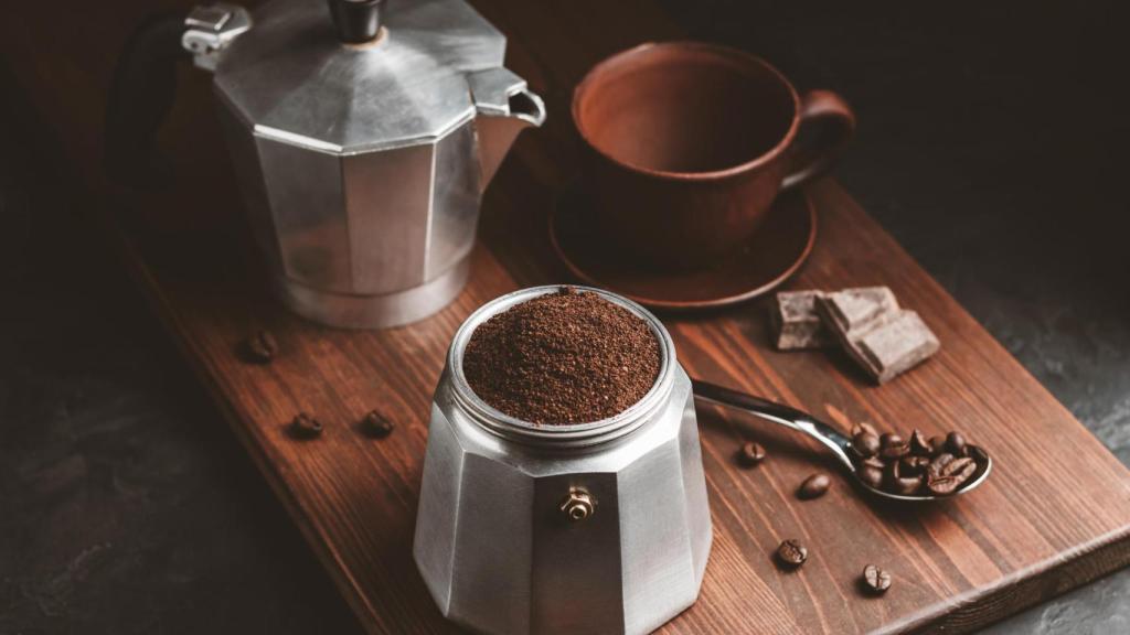 Una cafetera italiana llena de café (Imagen de archivo)