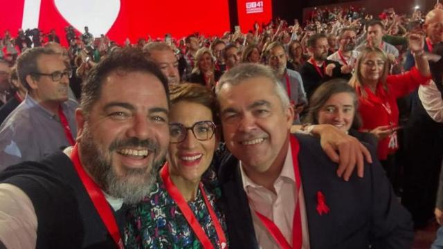 Ramón Alzórriz, vicesecretario general del PSN-PSOE; María Chivite, presidenta del Gobierno de Navarra; y Santos Cerdán, exsecretario de Organización del PSOE, en el Congreso Federal del PSOE celebrado en Sevilla.