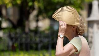 Una mujer se protege del sol y del calor.
