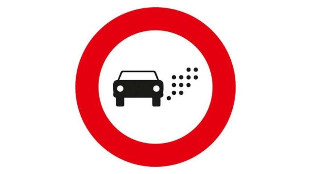 La señal poco conocida en España que prohíbe circular a determinados vehículos: puede suponerte una multa