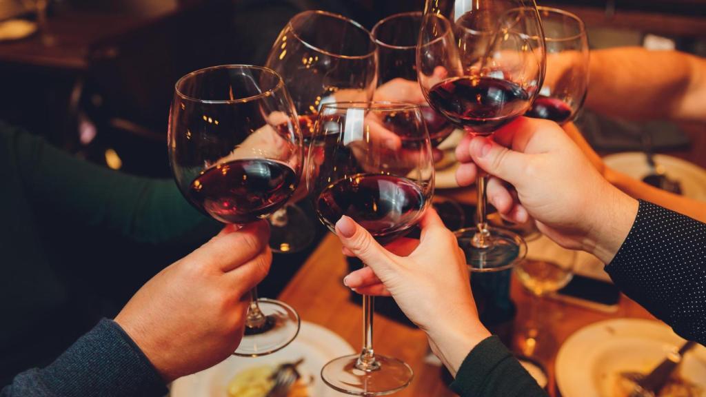Un brindis con copas de vino.