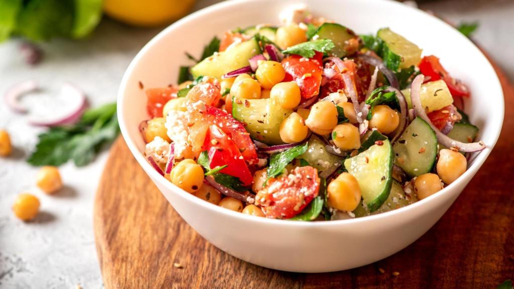 Una refrescante ensalada de garbanzos
