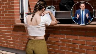 Una alumna estudiando para un examen de la PAU y el exdiputado de Vox Jaime de Berenguer.