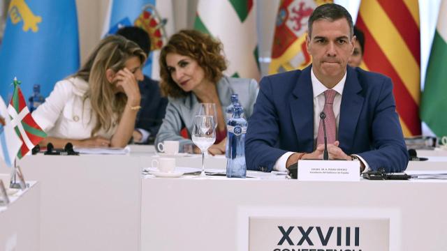 Yolanda Díaz, María Jesús Montero y Pedro Sánchez, este viernes durante la Conferencia de Presidentes que se celebra en Barcelona.
