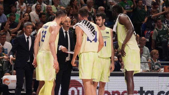 Los jugadores del Barça hablan con Joan Peñarroya.