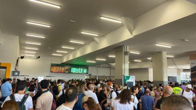 Los pasajeros durante el corte de tensión en los trenes de alta velocidad en Chamartín.