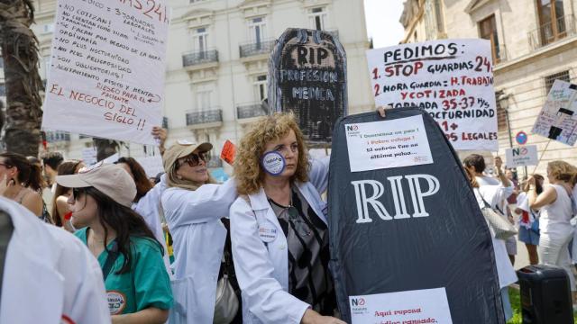 Una concentración de médicos con motivo de la huelga general, en Valencia.